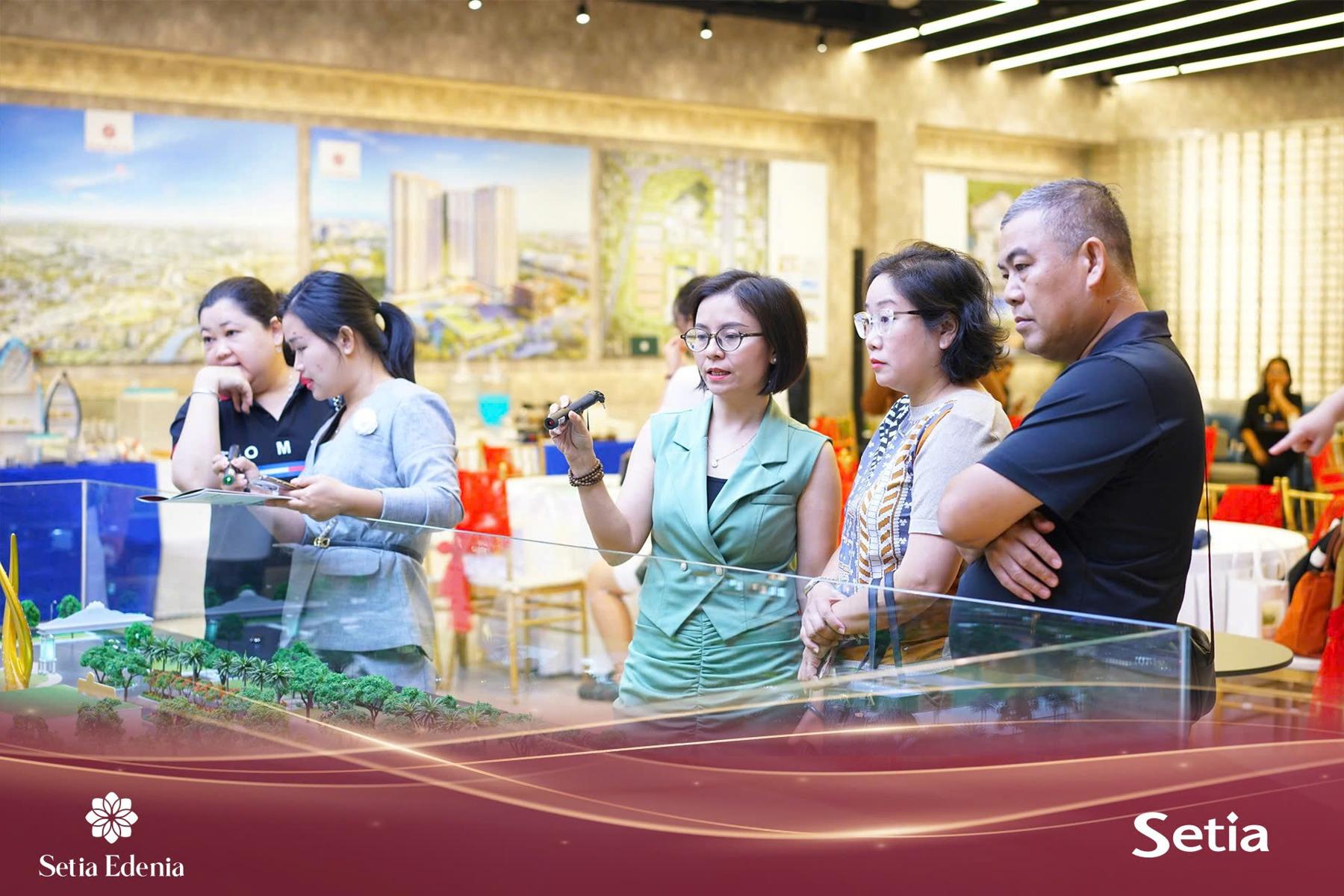 Khách hàng tham quan nhà mẫu cuối tuần Setia Edenia