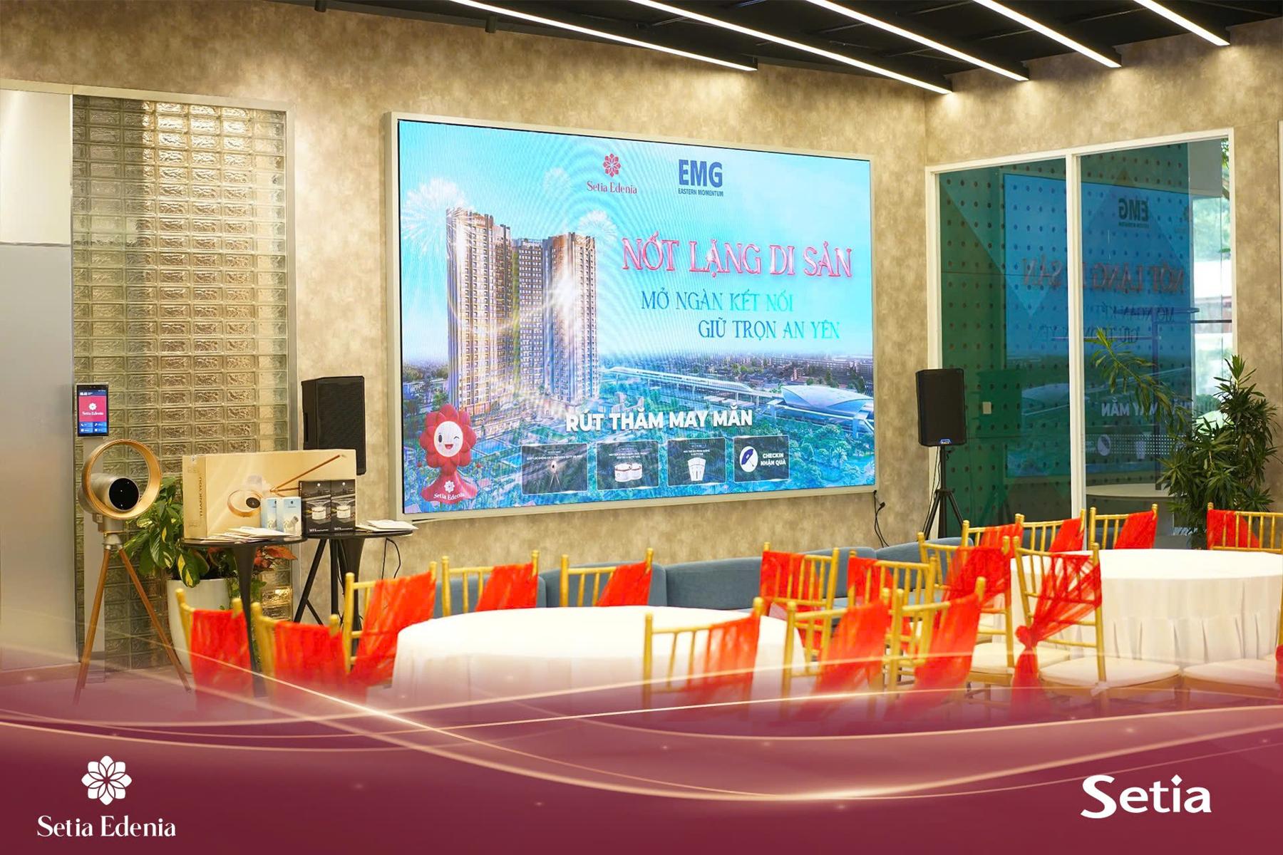 Khách hàng tham quan nhà mẫu cuối tuần Setia Edenia