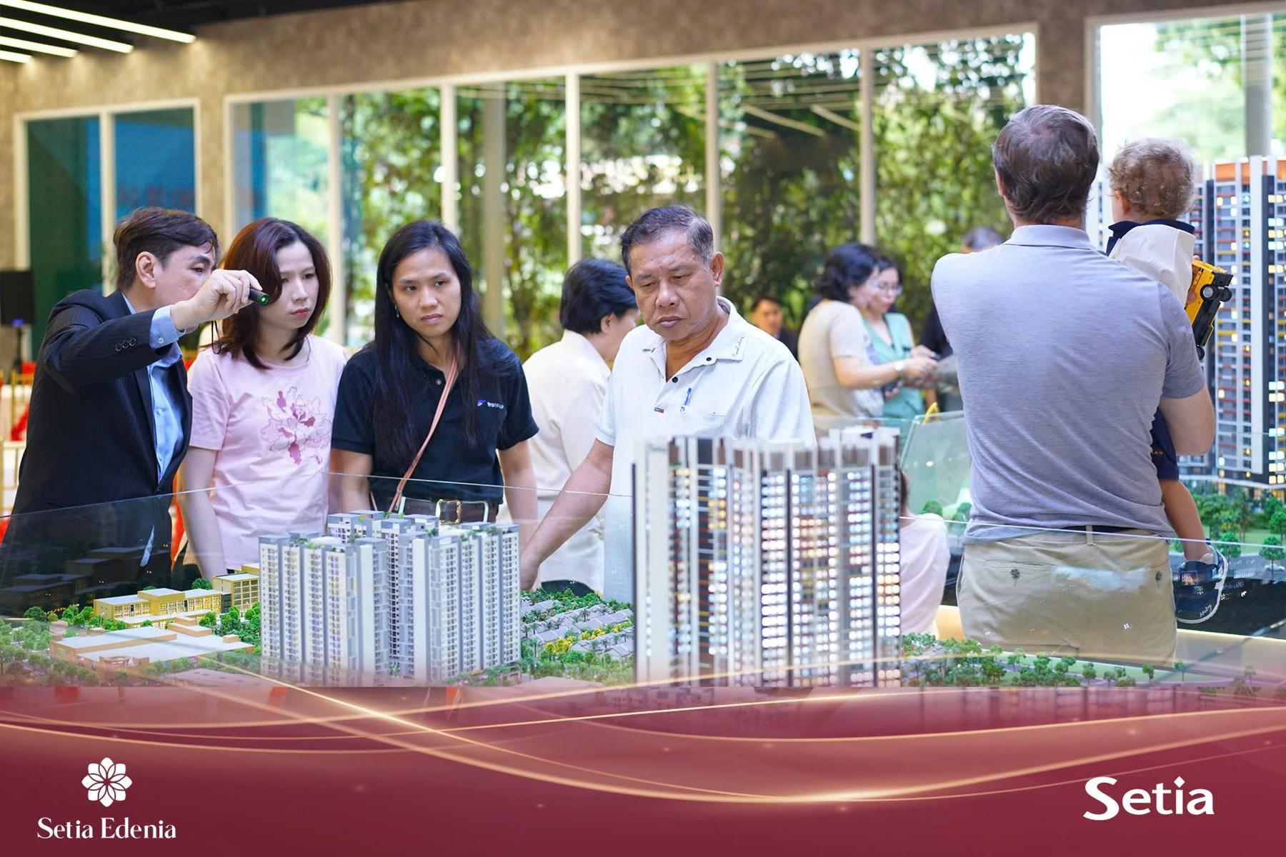 Khách hàng tham quan nhà mẫu cuối tuần Setia Edenia