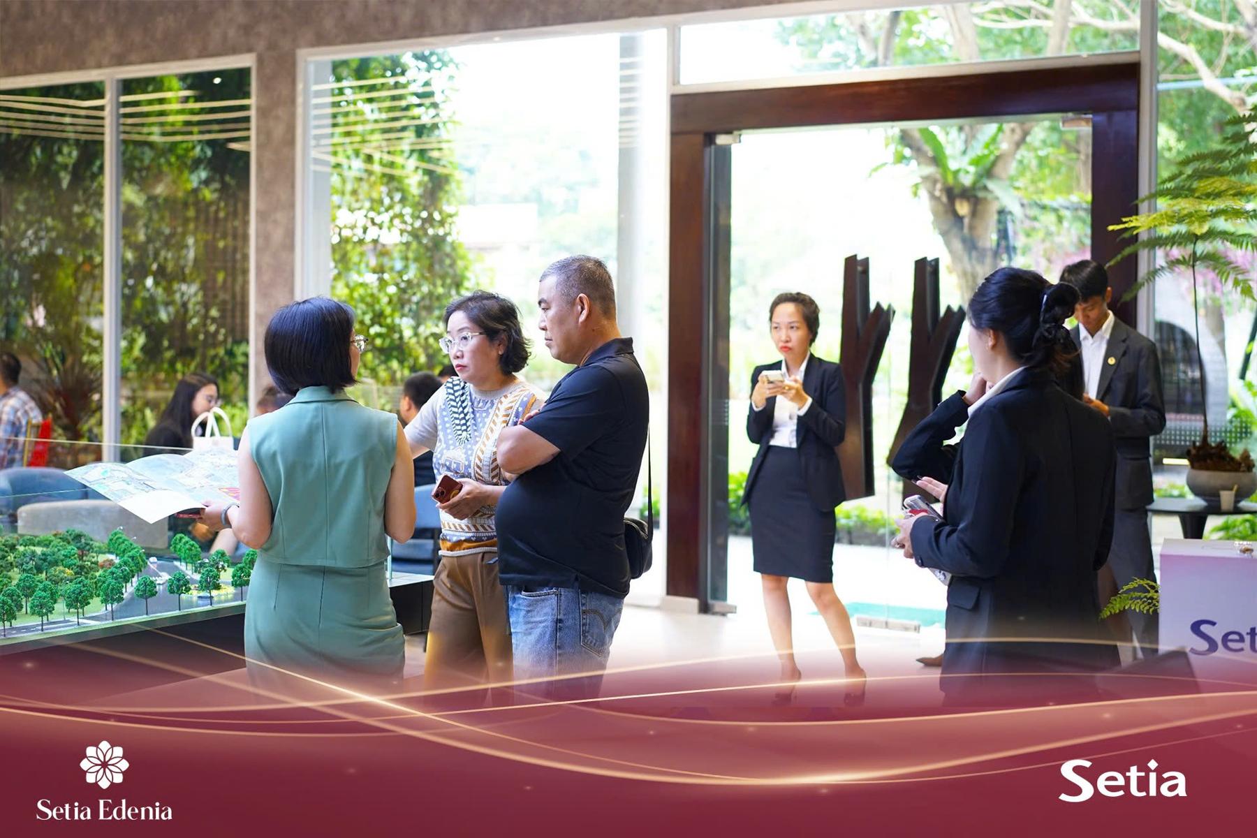 Khách hàng tham quan nhà mẫu cuối tuần Setia Edenia